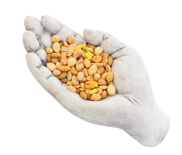 Tuoreet suolatut pähkinät kulhossa (käsi), maapähkinäsekoitus
 - Valokuva, kuva