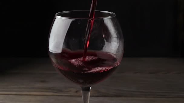červené víno nalévané do skla. - Záběry, video