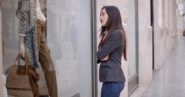 mujer mirando maniquí de la tienda
 - Metraje, vídeo