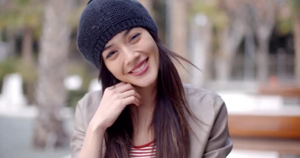 mujer sonriente en sombrero de punto
 - Metraje, vídeo