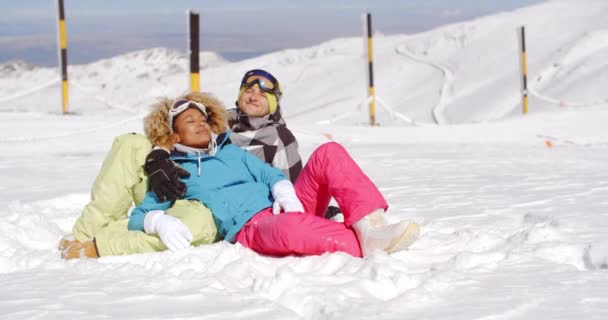 paar rustend op de heuvel na het skiën - Video