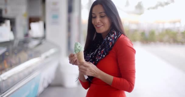 Γυναίκα τρώει παγωτό χωνάκι - Πλάνα, βίντεο