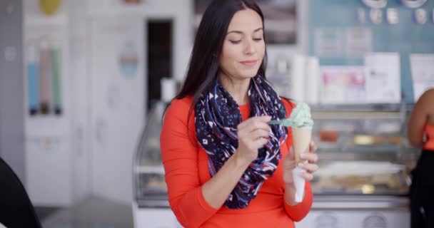 Γυναίκα τρώει παγωτό χωνάκι - Πλάνα, βίντεο