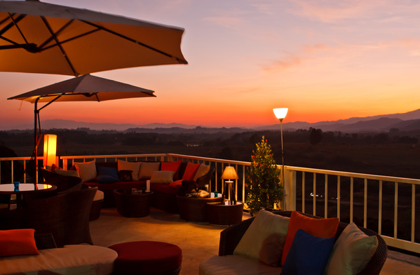 Restaurant terras bij zonsondergang - Foto, afbeelding