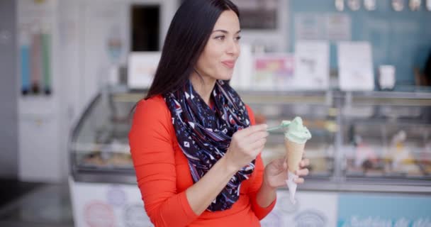 Dondurma yiyen genç bir kadın - Video, Çekim