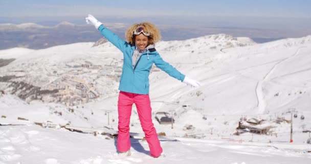žena v lyžařském oblečení mávajících rukou - Záběry, video
