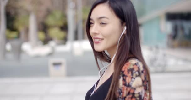 mulher andando ouvindo música em fones de ouvido
 - Filmagem, Vídeo