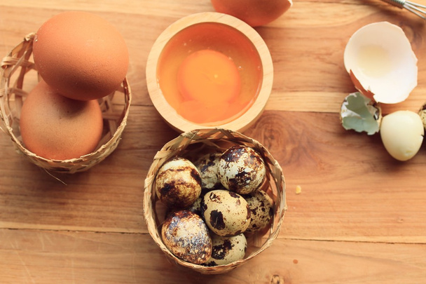 huevos de codorniz y yema
 - Foto, imagen