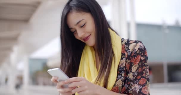 Mujer leyendo mensaje en el móvil
 - Imágenes, Vídeo