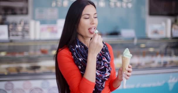 アイス クリーム コーンを食べる女性 - 映像、動画