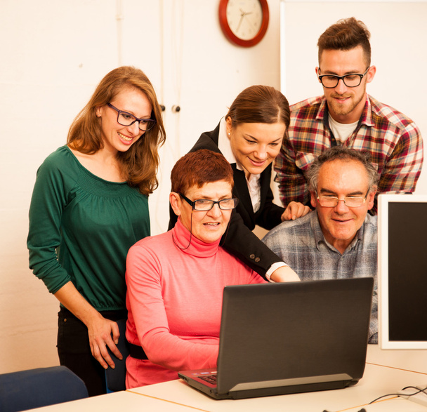 Ομάδα ενήλικες που μαθαίνουν δεξιότητες ηλεκτρονικών υπολογιστών. Tran μεταξύ των γενεών - Φωτογραφία, εικόνα