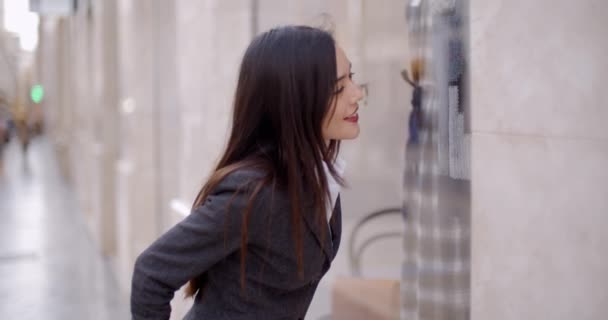 mujer cerca de la ventana de compras en la ciudad
 - Imágenes, Vídeo