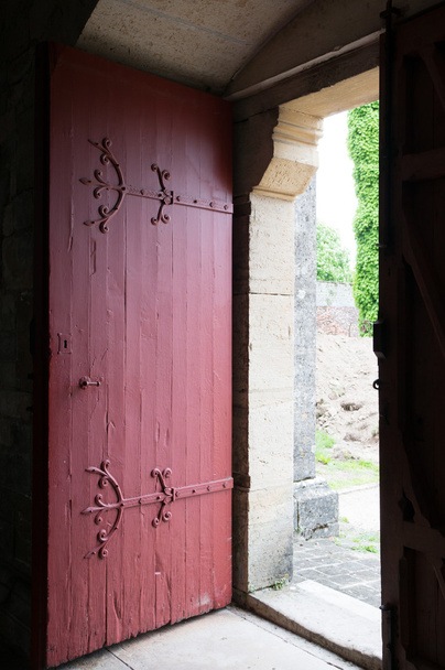 Rote Holztür geöffnet - Foto, Bild