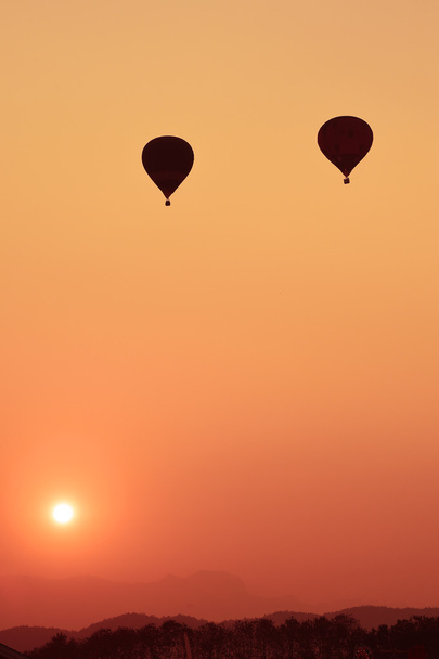 Colorido globo de aire caliente está volando al atardecer
 - Foto, Imagen