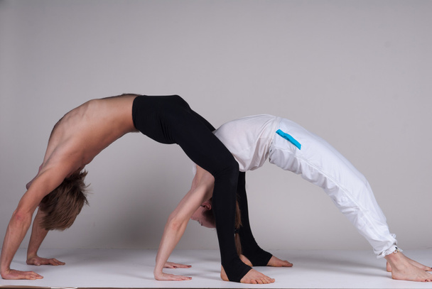 Giovane coppia sana in posizione yoga, Uomo e donna
 - Foto, immagini