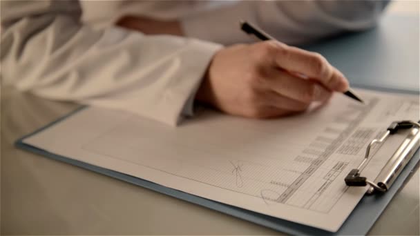 Arzt mit Papieren im Büro - Filmmaterial, Video