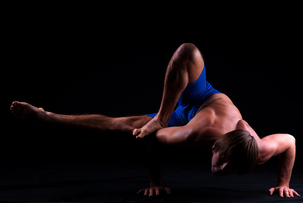 Jeune homme est engagé dans le yoga
 - Photo, image