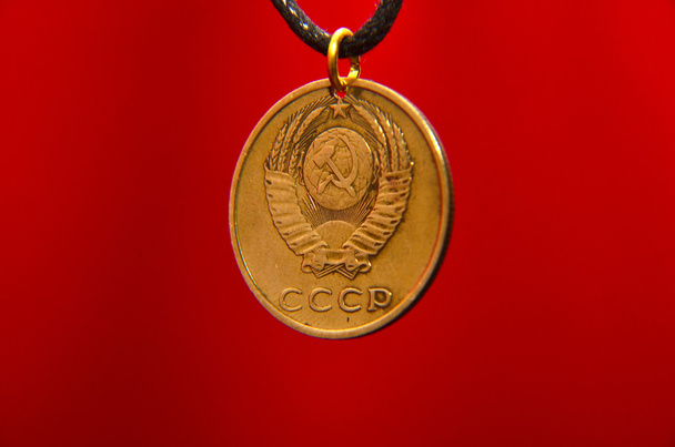 URSS Coin Collier. Vieille pièce de monnaie de copecks soviétiques isolée sur fond rouge. Union soviétique. trois kopeck de l'Union soviétique. URSS Coin Collier sur fond rouge
 - Photo, image