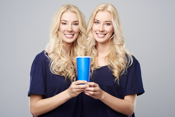 eine Tasse für zwei Mädchen - Foto, Bild