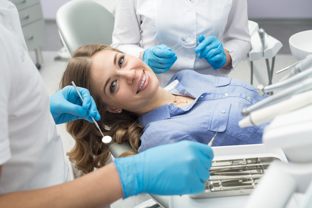 Dentist examining in the dentist. - Valokuva, kuva