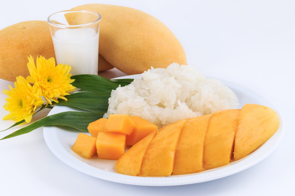 Ταϊλανδικό γλυκό κολλώδες ρύζι με μάνγκο. Ταϊλανδικά στυλ τροπικό επιδόρπιο,  - Φωτογραφία, εικόνα