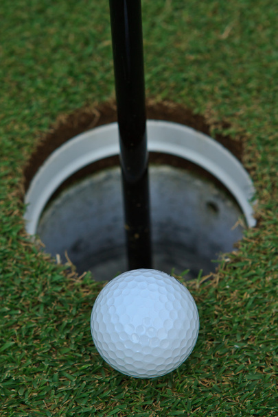 pallina da golf su erba verde - Foto, immagini