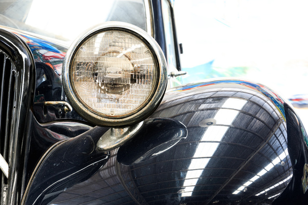Primer plano de la lámpara del faro Negro Vintage Classic Car. (Estilo de efecto vintage
) - Foto, Imagen