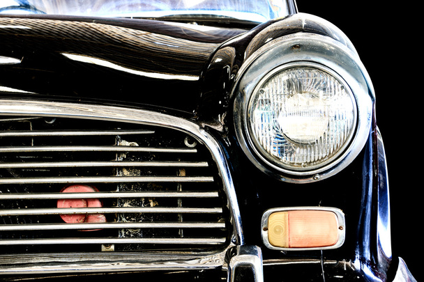 Κοντινό προβολέα φανού μαύρο κλασικό αυτοκίνητο-αντίκα. (Στυλ vintage αποτέλεσμα) - Φωτογραφία, εικόνα