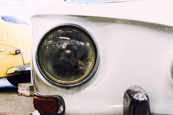 ヘッドライトのランプ ビンテージ クラシックカーのクローズ アップ。(ヴィンテージ効果スタイル) - 写真・画像