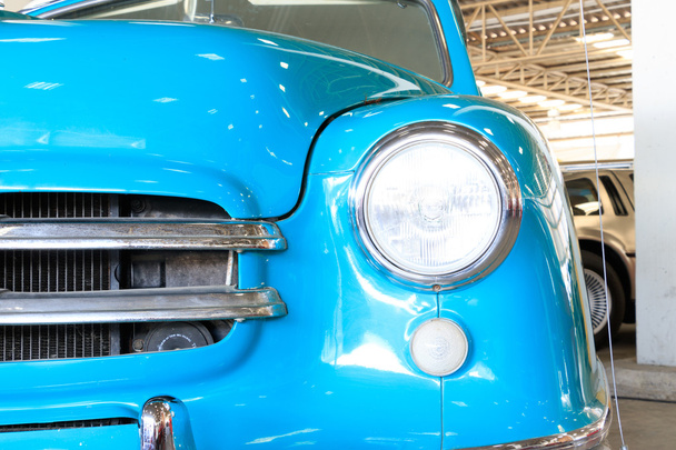 Κοντινό προβολέα φανού μπλε κλασικό αυτοκίνητο-αντίκα. (Στυλ vintage αποτέλεσμα) - Φωτογραφία, εικόνα