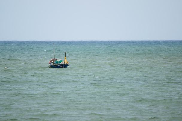 Barcos de pesca flotando en el mar
. - Foto, imagen
