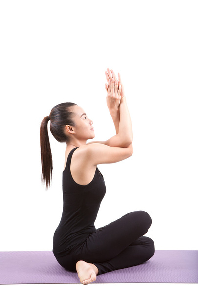 Porträt einer asiatischen Frau im schwarzen Body-Anzug im Yoga sitzend  - Foto, Bild