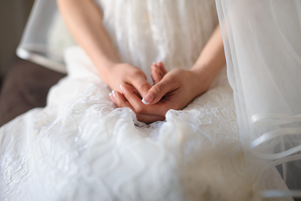Halmozott össze kezét menyasszony - Fotó, kép