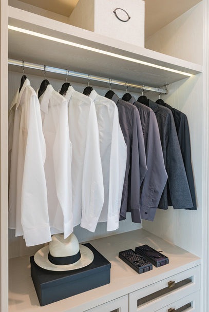 μαύρο και άσπρο πουκάμισα που κρέμονται σε ράγα  - Φωτογραφία, εικόνα