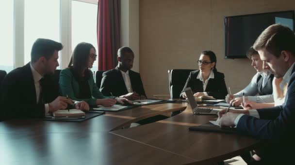 Grupa biznesmenów na stole rozmów - Materiał filmowy, wideo