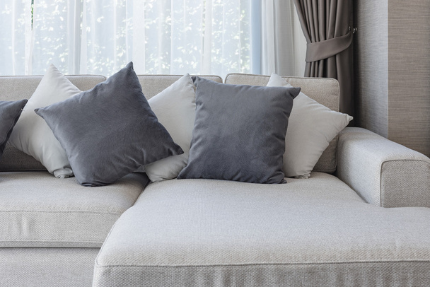 canapé blanc moderne avec oreillers noirs et blancs
  - Photo, image