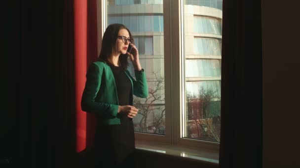 businesswoman talking on the phone - Video, Çekim