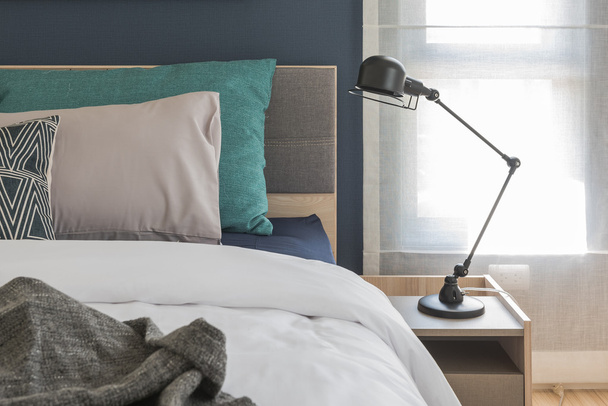 renkli yastıklar ile modern yatak odası  - Fotoğraf, Görsel