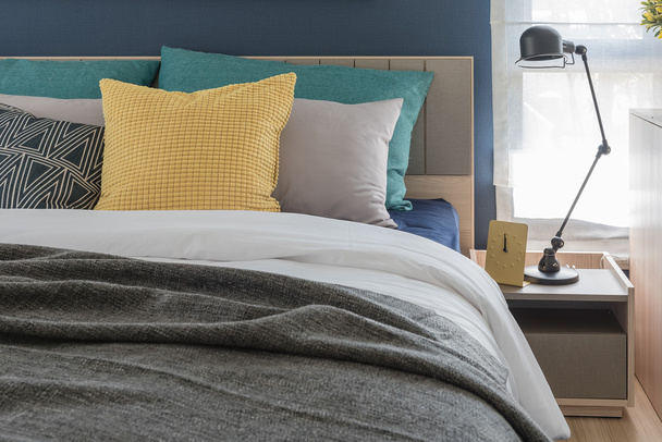 dormitorio moderno con almohadas de colores
  - Foto, Imagen
