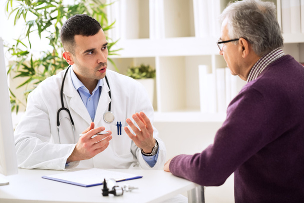 Doctor talking with patient - Фото, изображение