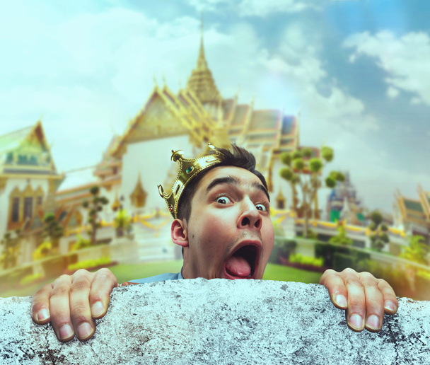 asustado príncipe sobre asiático templo
 - Foto, Imagen