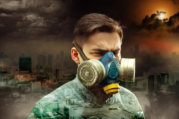 Fiatal férfi gáz-maszk - Fotó, kép