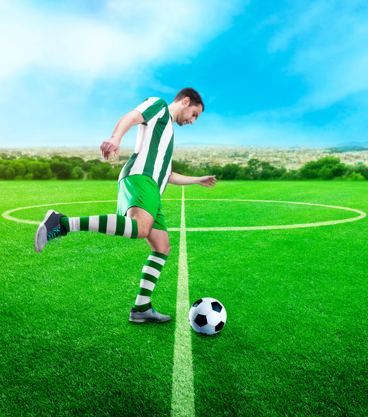 Futbolcu topu tekmeleme - Fotoğraf, Görsel