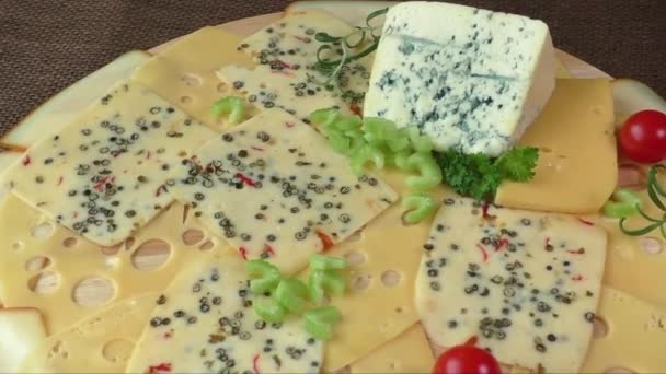Variedade de queijos em uma tábua de madeira - Filmagem, Vídeo