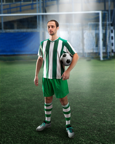 Jugador de fútbol sosteniendo pelota
 - Foto, imagen