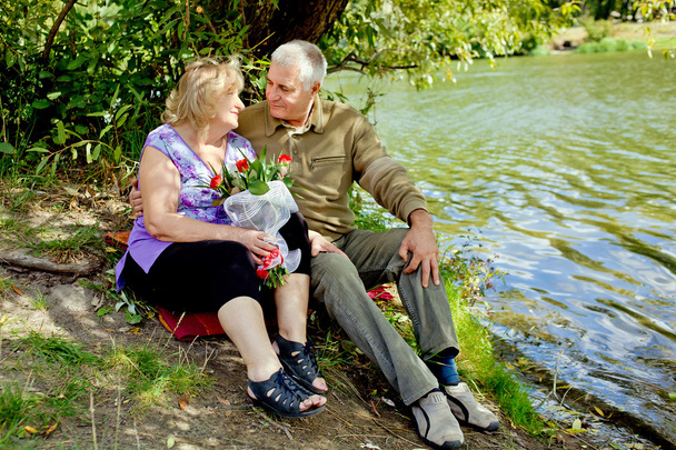 Paar blickt auf den Fluss - Foto, Bild