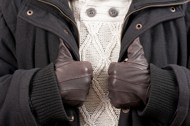 Человек в зимней одежде держит пиджак на крупном плане
 - Фото, изображение