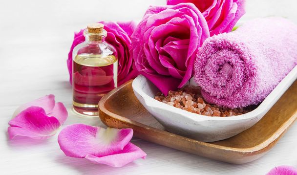 Spa setting with roses ,bath salt and oil, cotton towel - Foto, Bild