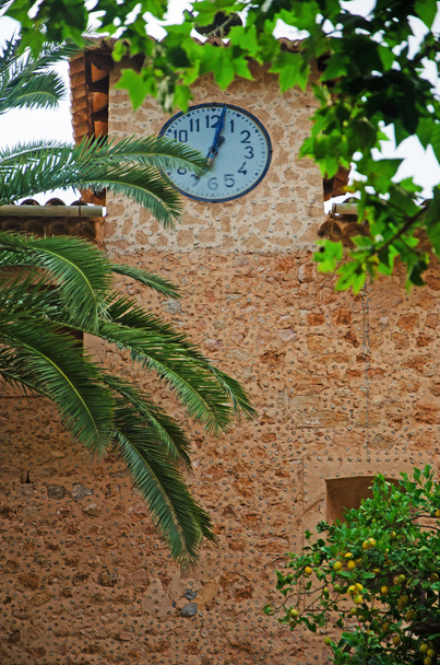 マヨルカ島、バレアレス諸島、スペイン: カーラ ・ ミラーの教区の教会の時計塔の建築のために有名なソレル地区山岳自治体作った石と赤瓦の - 写真・画像