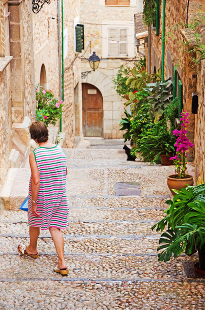 Mallorca, Îles Baléares, Espagne : une vieille femme marchant dans une ruelle du vieux village de Fornalutx
 - Photo, image
